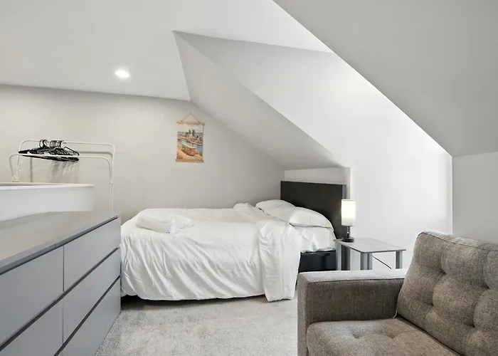Cozy Historic Row Home- Near Stadiums! *