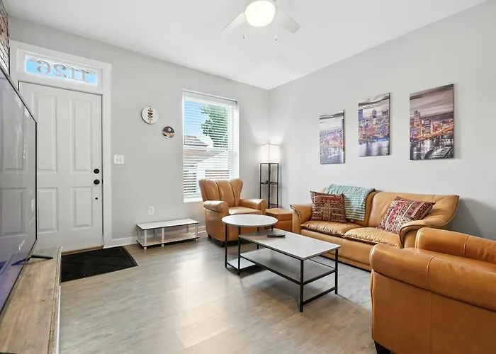 Cozy Historic Row Home- Near Stadiums! Holiday home
