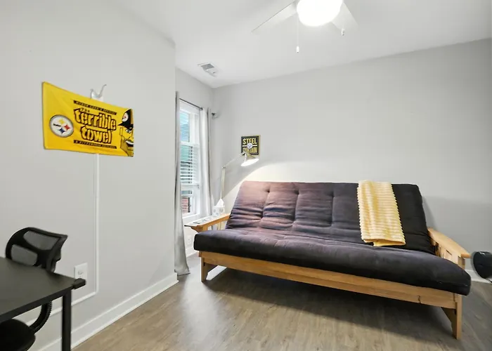 Cozy Historic Row Home- Near Stadiums!