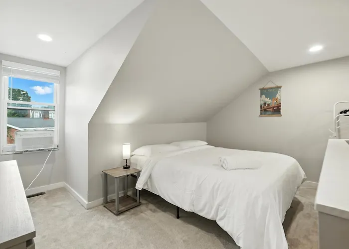 Cozy Historic Row Home- Near Stadiums! *