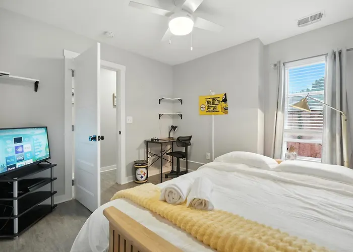 Cozy Historic Row Home- Near Stadiums! Holiday home