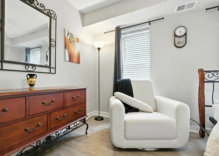 Holiday home Cozy Historic Row Home- Near Stadiums!