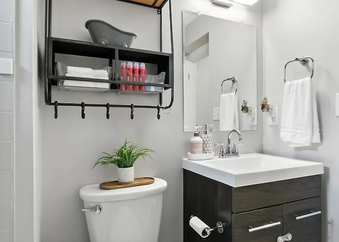 Cozy Historic Row Home- Near Stadiums!
